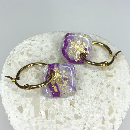 Boucles d'Oreilles Créoles Pampilles Carrées - Blanc Nacré, Violet et Or