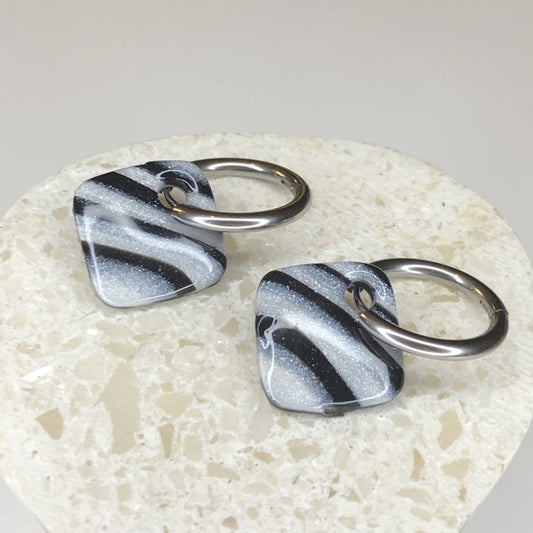 Boucles d'Oreilles Créoles Pampilles Carrées - Noir et Blanc Nacré