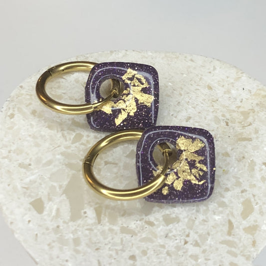 Boucles d'Oreilles Créoles Pampilles Carrées - Violet Galaxie Pailletées et Or