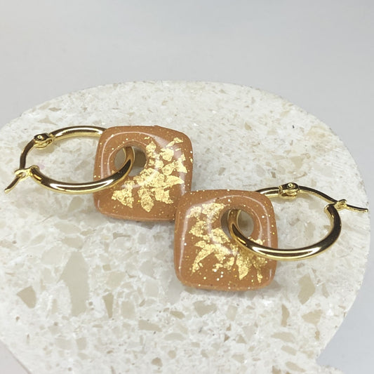 Boucles d'Oreilles Créoles Pampilles Carrées - Ocre Pailletées et Or