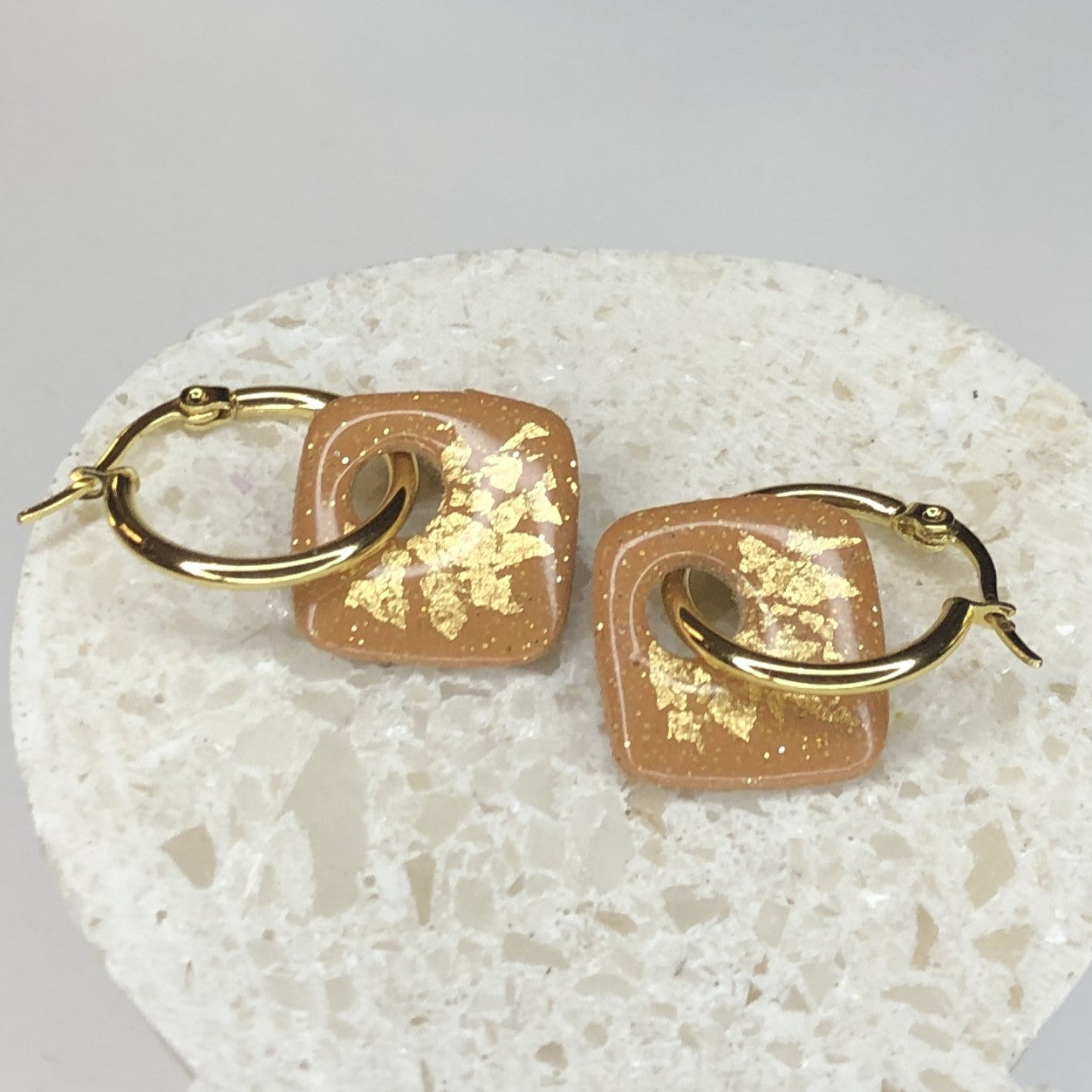 Boucles d'Oreilles Créoles Pampilles Carrées - Ocre Pailletées et Or