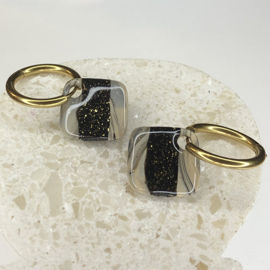 Boucles d'Oreilles Créoles Pampilles Carrées - Beige, Noir et Or