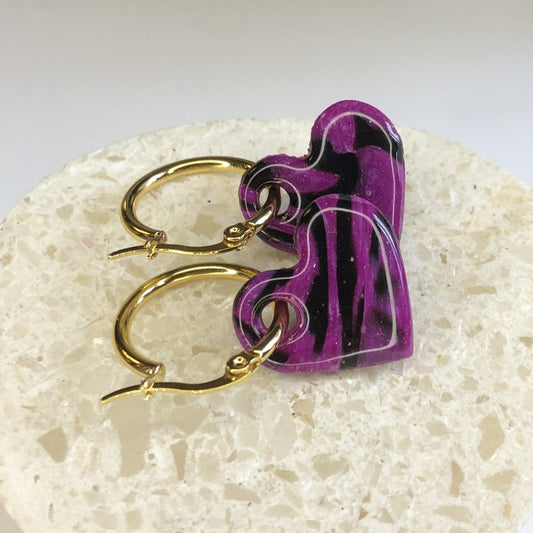 Boucles d'Oreilles Créoles Pampilles Cœurs - Rayé Violet et Noir