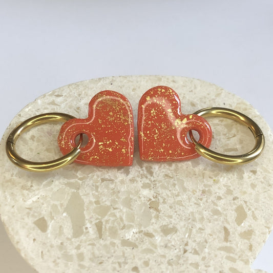 Boucles d'Oreilles Créoles Pampilles Cœurs - Rouge Indien et Or