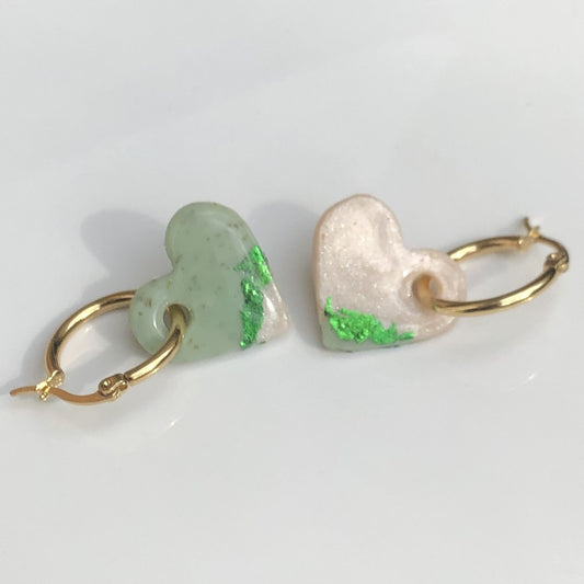 Boucles d'Oreilles Créoles Pampilles Cœurs - Blanc Nacré Vert Botanique Dépareillés