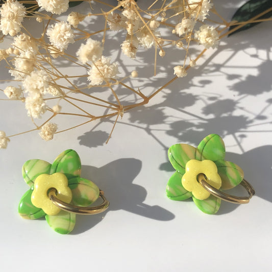 Boucles d'Oreilles Créoles Pampilles Fleurs Duo - Vert, Jaune