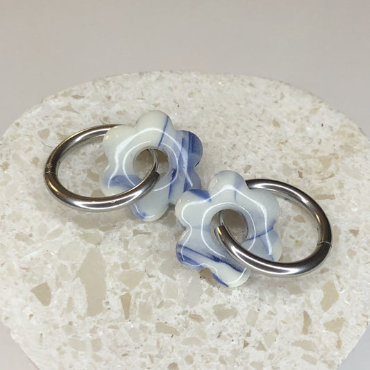 Boucles d'Oreilles Créoles Pampilles Fleurs - Blanc et Bleu Fluorescent