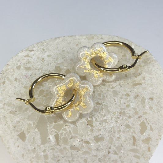 Boucles d'Oreilles Créoles Pampilles Fleurs Soleil - Blanc Nacré Or