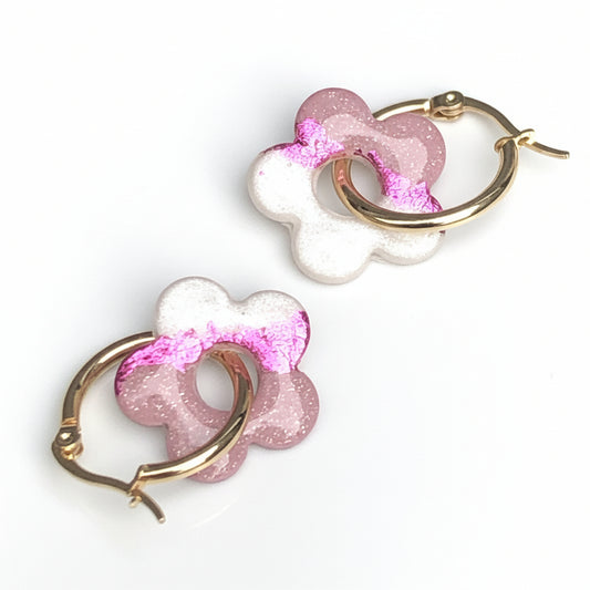 Boucles d'Oreilles Créoles Pampilles Fleurs 5 Pétales - Rose Chair et Blanc Nacré