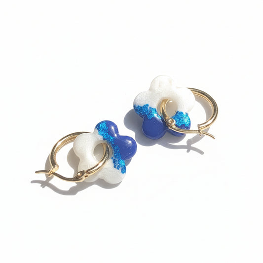 Boucles d'Oreilles Créoles Pampilles Fleurs 5 Pétales - Bleu Ultra Marin et Blanc Nacré