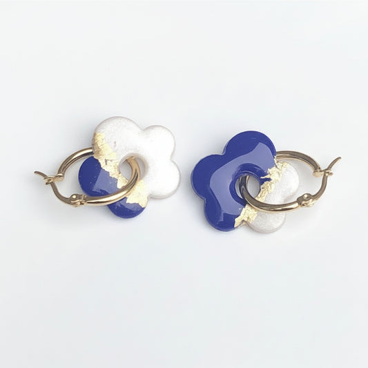 Boucles d'Oreilles Créoles Pampilles Fleurs Pop - Bleu Ultra Marin Blanc et Or