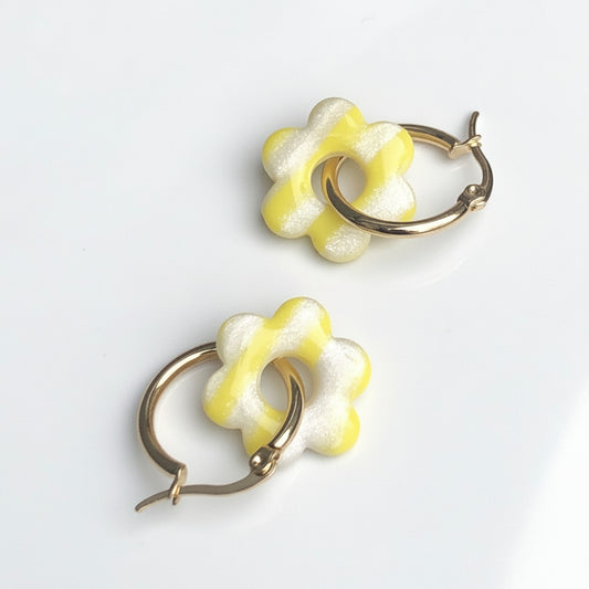 Boucles d'Oreilles Créoles Pampilles Fleurs - Jaune Primevère et Blanc Nacré Rayé