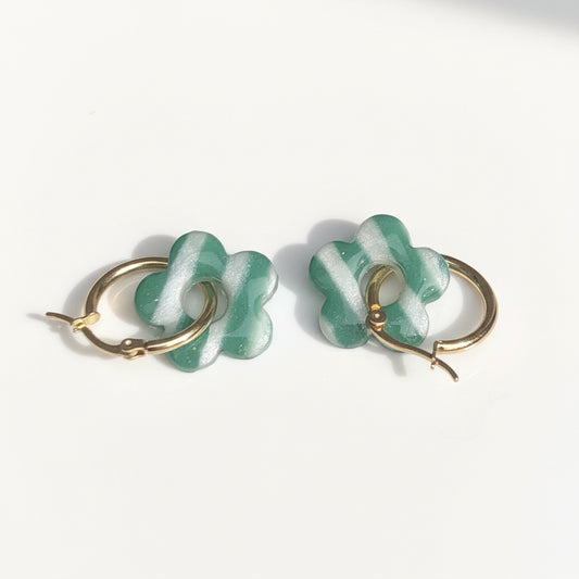 Boucles d'Oreilles Créoles Pampilles Fleurs 5 Pétales - Vert Sapin et Blanc Nacré Rayé