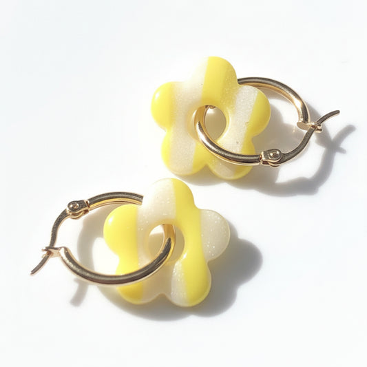 Boucles d'Oreilles Créoles Pampilles Fleurs 5 Pétales - Jaune Primevère et Blanc Nacré Rayé
