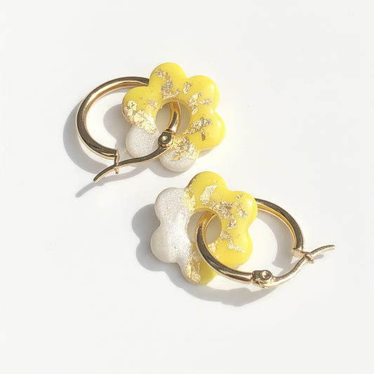 Boucles d'Oreilles Créoles Pampilles Fleurs - Jaune Primevère Blanc et Or Solaire