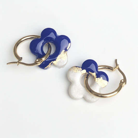 Boucles d'Oreilles Créoles Pampilles Fleurs 5 Pétales - Bleu Roi Blanc et Bleu Métallisé