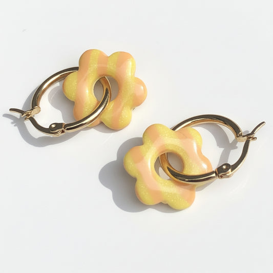 Boucles d'Oreilles Créoles Pampilles Fleurs - Jaune Primevère et Orange Papaye Rayé