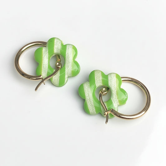 Boucles d'Oreilles Créoles Pampilles Fleurs - Vert Primevère et Blanc Nacré Rayé