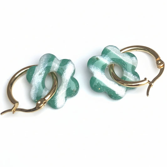 Boucles d'Oreilles Créoles Pampilles Fleurs - Vert Sapin et Blanc Nacré Rayé