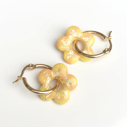 Boucles d'Oreilles Créoles Pampilles Fleurs 5 Pétales - Jaune Primevère Orange Papaye et Or Rayé