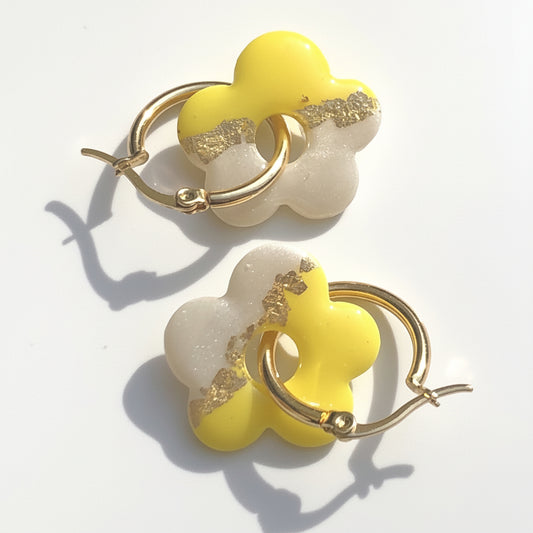 Boucles d'Oreilles Créoles Pampilles Fleurs Pop - Jaune Citron Blanc et Or