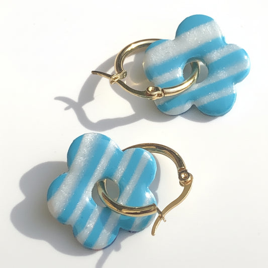 Boucles d'Oreilles Créoles Pampilles Fleurs Pop - Bleu Menthe et Blanc Nacré Rayé