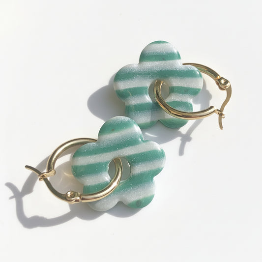 Boucles d'Oreilles Créoles Pampilles Fleurs Pop - Vert Sapin et Blanc Nacré Rayé