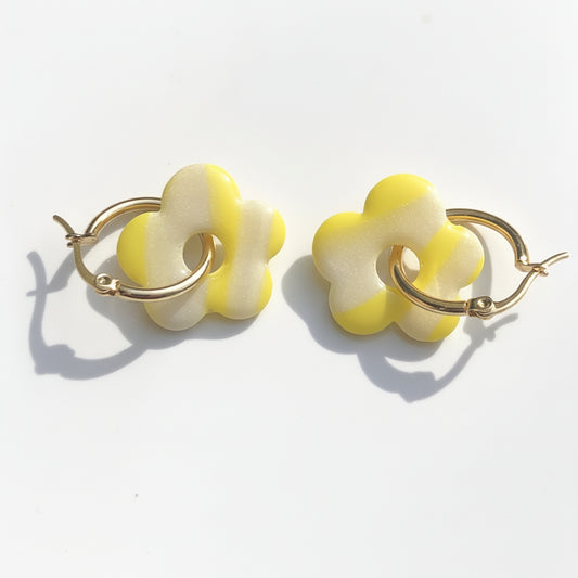 Boucles d'Oreilles Créoles Pampilles Fleurs Pop - Blanc Nacré et Jaune Citron Rayé