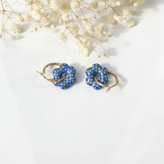 Boucles d'Oreilles Créoles Pampilles Fleurs - Bleu Pacifique à Pois