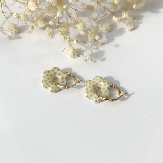 Boucles d'Oreilles Créoles Pampilles Fleurs - Blanc Nacré à Pois