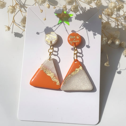 Boucles d'Oreilles Pendantes Dépareillées Triangles - Blanc Nacré, Orange Tangerine et Or