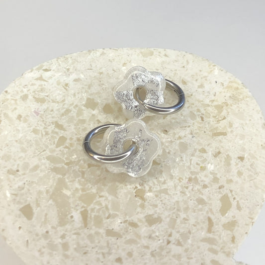 Boucles d'Oreilles Créoles Pampilles Small Fleurs - Blanc et Argent
