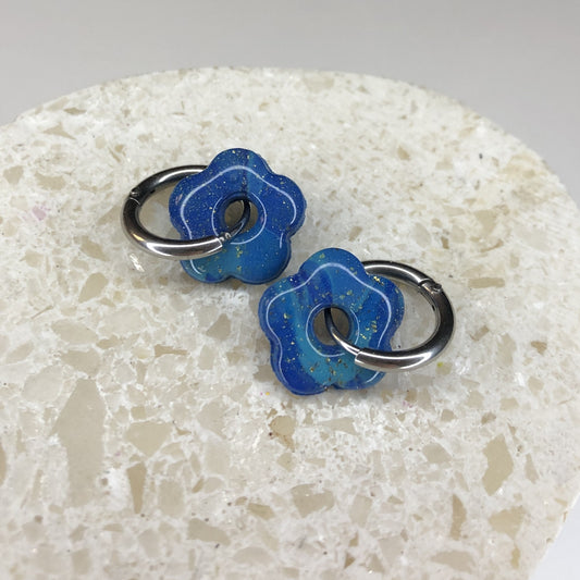 Boucles d'Oreilles Créoles Pampilles Petites Fleurs - Bleu Pacifique Voilé