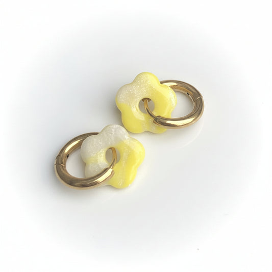 Boucles d'Oreilles Créoles Petites Pampilles Fleurs - Jaune Primevère