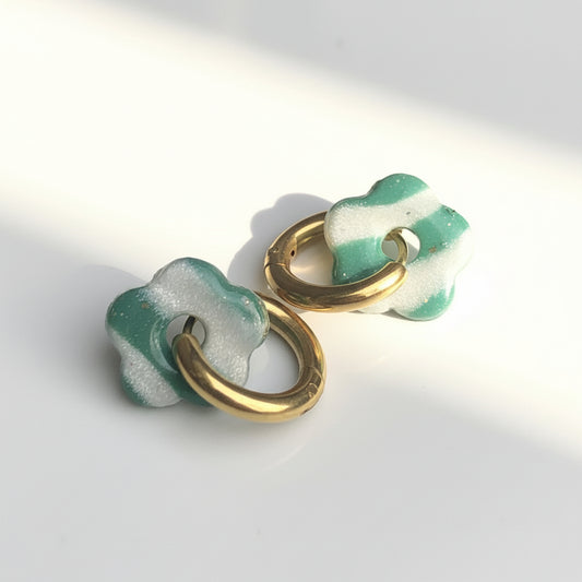 Boucles d'Oreilles Créoles Petites Pampilles Fleurs - Vert Sapin et Blanc Nacré Rayé