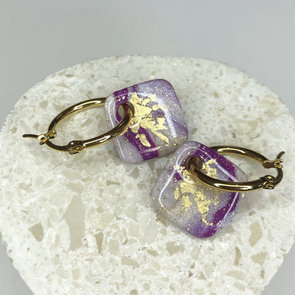 Boucles d'Oreilles Créoles Pampilles Carrées - Blanc Nacré, Violet et Or