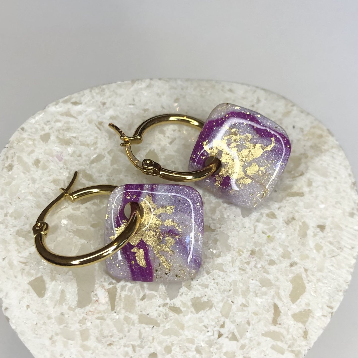 Boucles d'Oreilles Créoles Pampilles Carrées - Blanc Nacré, Violet et Or
