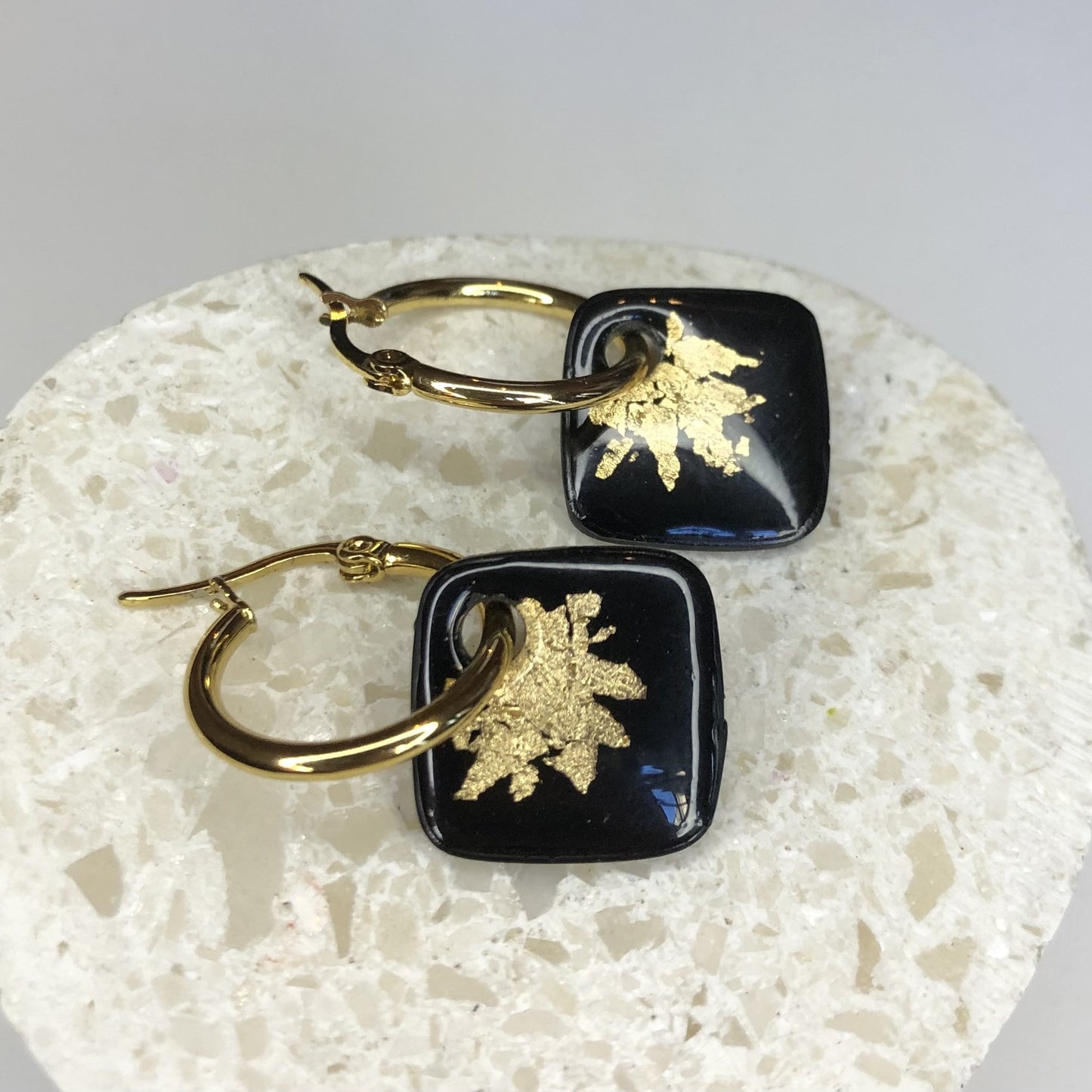 Boucles d'Oreilles Créoles Pampilles Carrées - Noir et Or