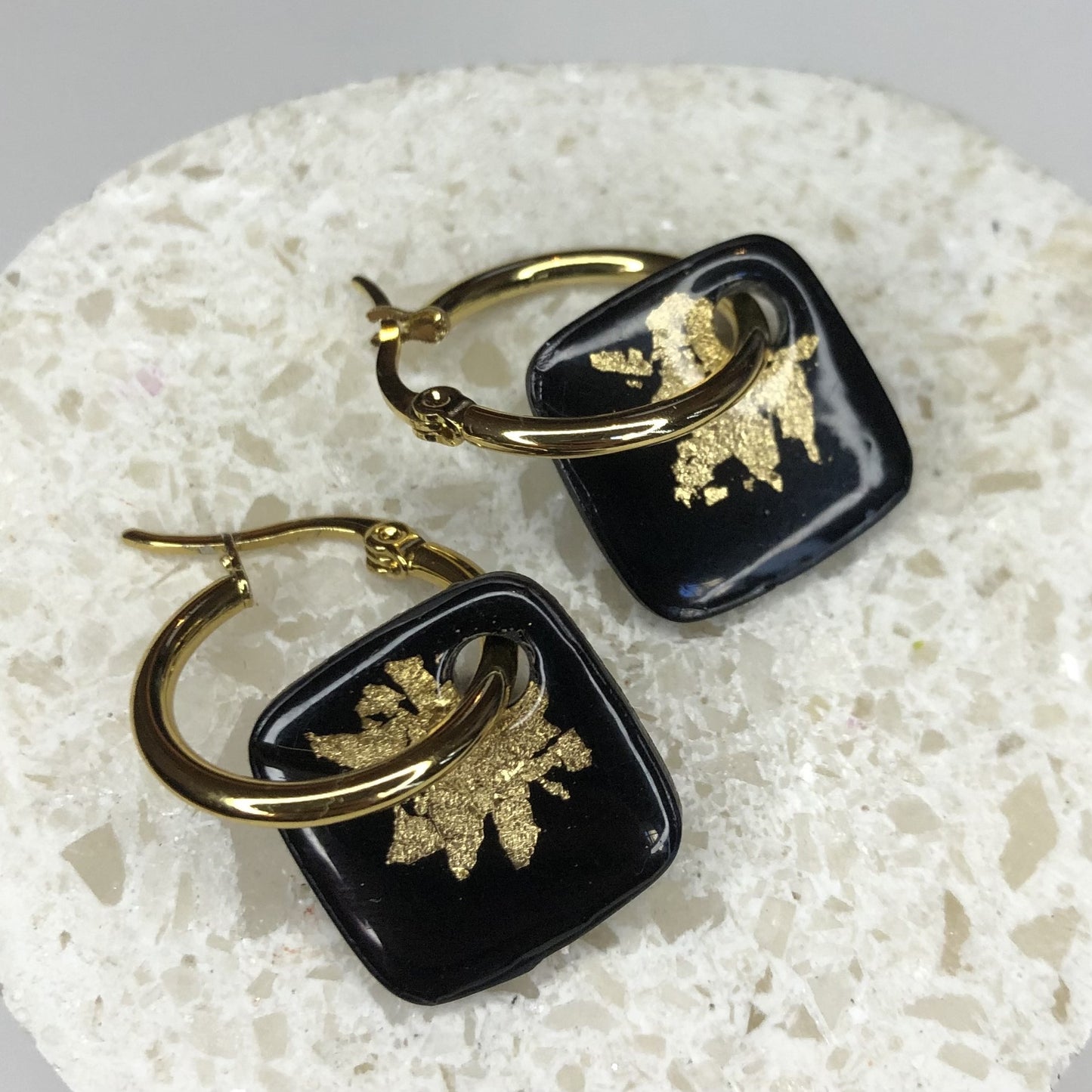 Boucles d'Oreilles Créoles Pampilles Carrées - Noir et Or