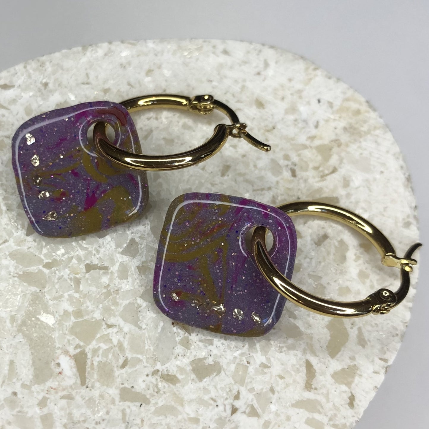 Boucles d'Oreilles Créoles Pampilles Carrées - Violet et Cristaux