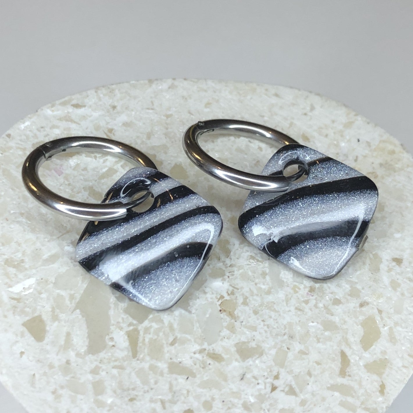 Boucles d'Oreilles Créoles Pampilles Carrées - Noir et Blanc Nacré