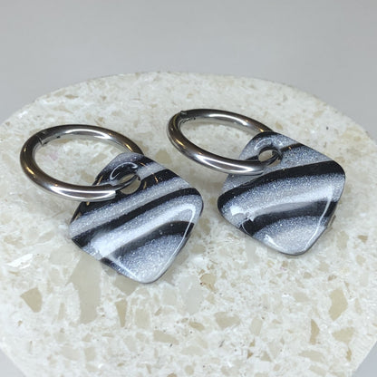 Boucles d'Oreilles Créoles Pampilles Carrées - Noir et Blanc Nacré