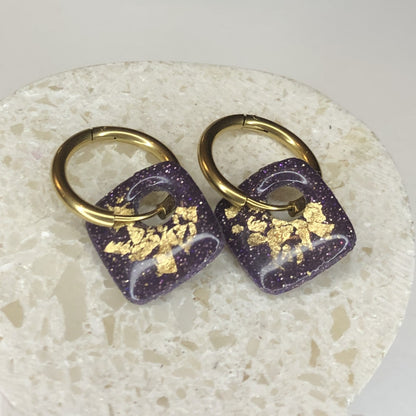 Boucles d'Oreilles Créoles Pampilles Carrées - Violet Galaxie Pailletées et Or