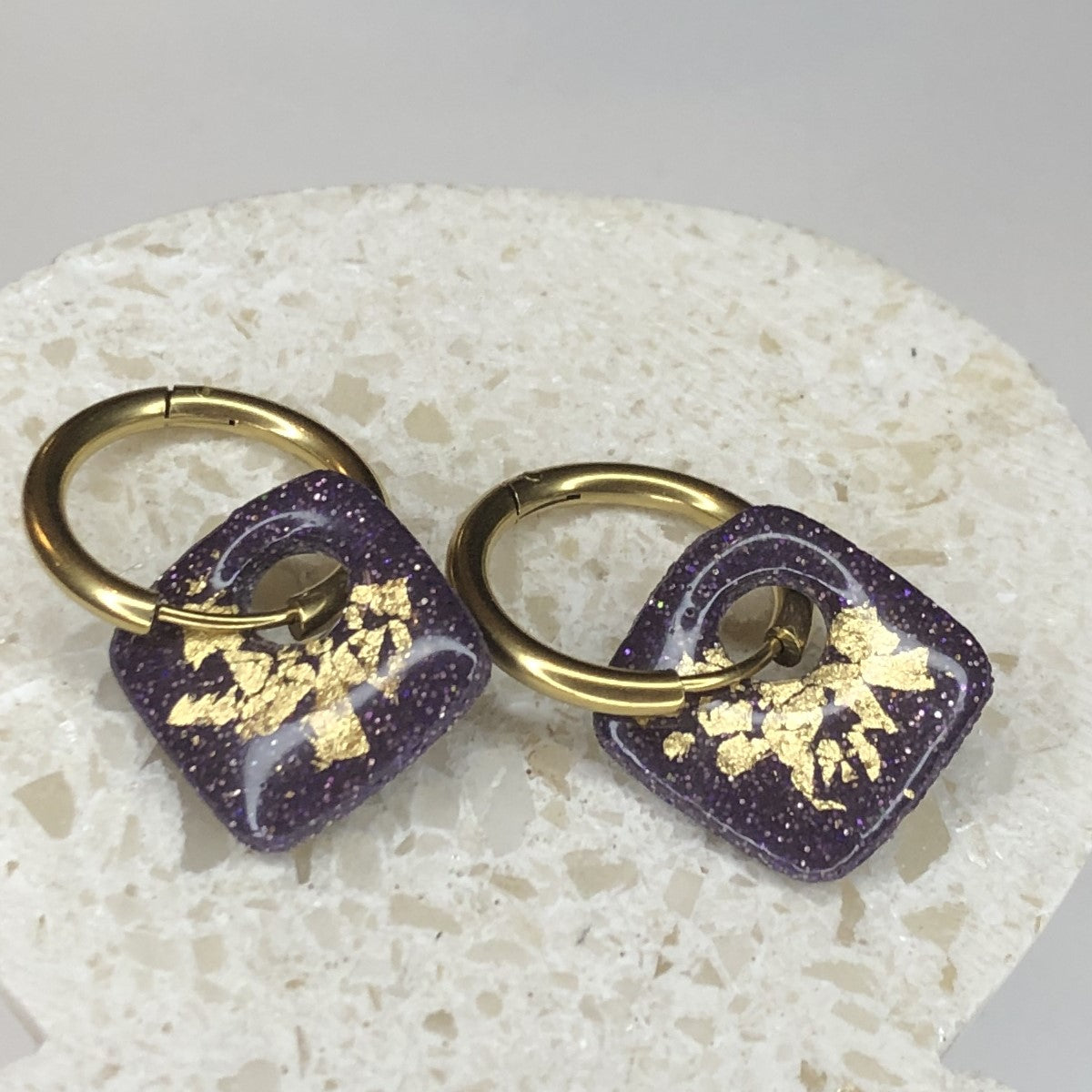 Boucles d'Oreilles Créoles Pampilles Carrées - Violet Galaxie Pailletées et Or