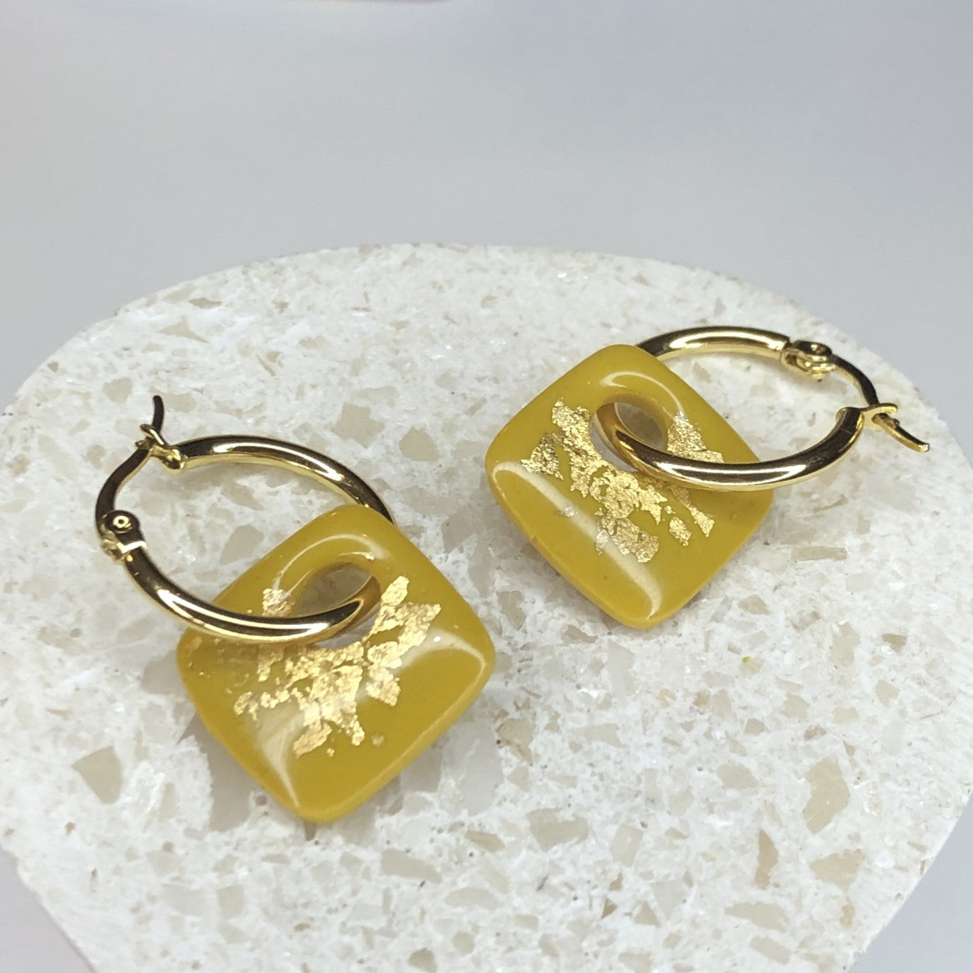 Boucles d'Oreilles Créoles Pampilles Carrées - Jaune Moutarde et Or