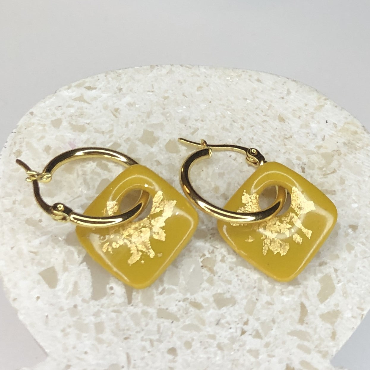 Boucles d'Oreilles Créoles Pampilles Carrées - Jaune Moutarde et Or