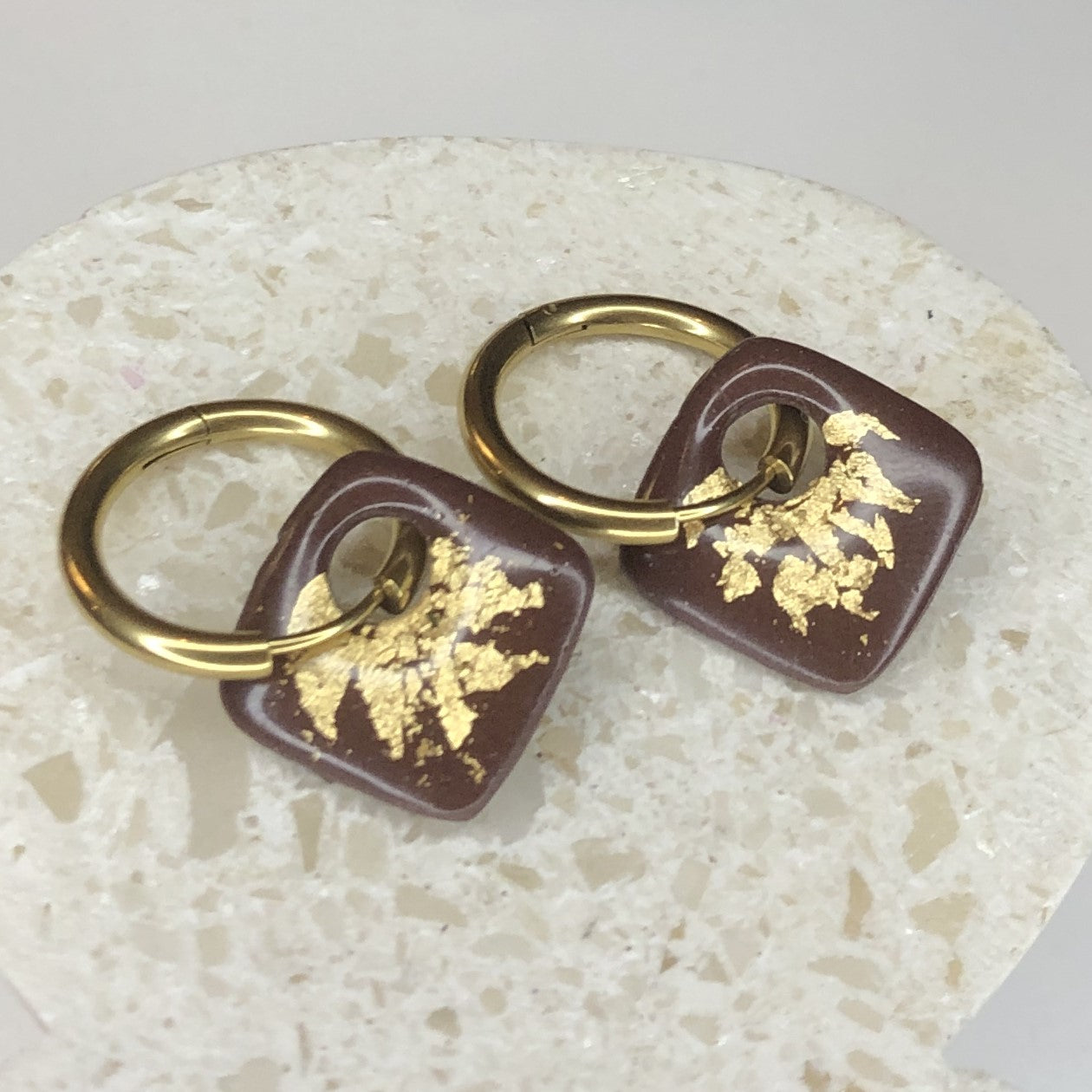 Boucles d'Oreilles Créoles Pampilles Carrées - Cassis et Or