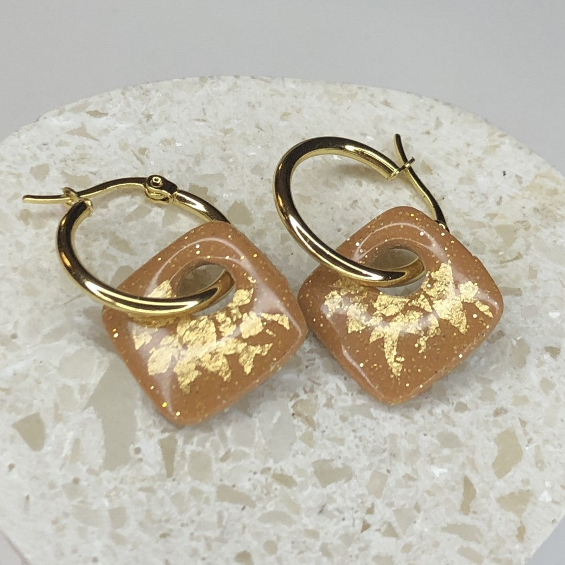 Boucles d'Oreilles Créoles Pampilles Carrées - Ocre Pailletées et Or