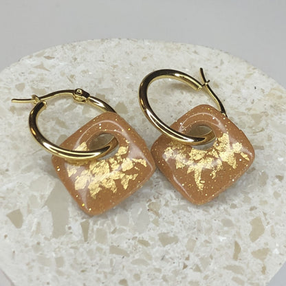Boucles d'Oreilles Créoles Pampilles Carrées - Ocre Pailletées et Or