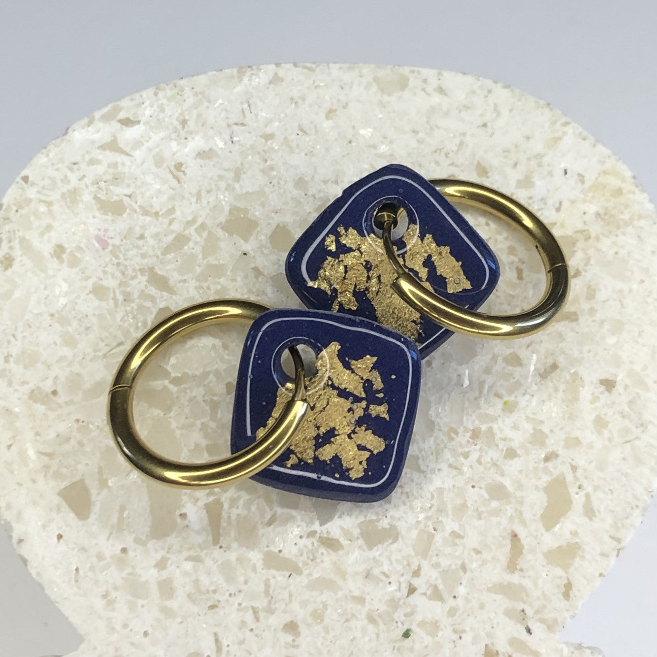 Boucles d'Oreilles Créoles Pampilles Carrées - Bleu Marine et Or